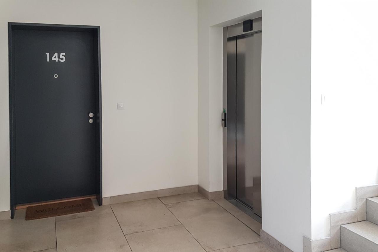 Onsite Free Garage Parking, 10Min Centre By Bus Apartment Prague Exterior photo